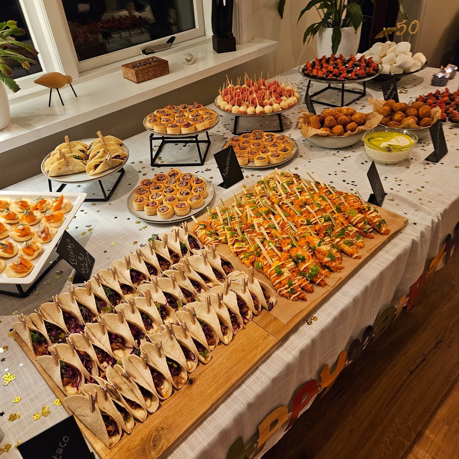 Tanja Líf rekur fyrirtækið AT veisluþjónusta ásamt manni sínum Arnari Inga. Hún segir uppsetningu veitinga, sérþarfir gesta og merkingar skipta máli þegar kemur að veisluhaldi.